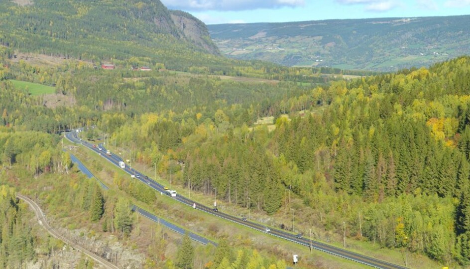 E6-strekningen mellom Storhove i Lillehammer og Hunderfossen i Øyer består av 9,6 kilometer med firefelts motorvei, inkludert ny toløpstunnel på ca. 2,6 kilometer forbi Fåberg. Bildet viser eksisterende vei ved Ensby.