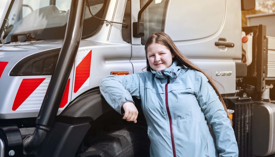 ELEV: Karina Reinås er av de som tar traktorlappen med den nye Mercedes-Benz Unimogen.