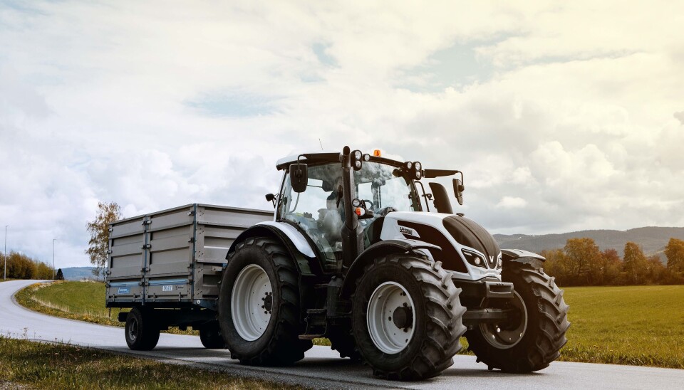 VELGER: Noen av bondesønnene vil heller kjøre Valtra enn Unimog. De mener bare det er skikkelig traktor.
