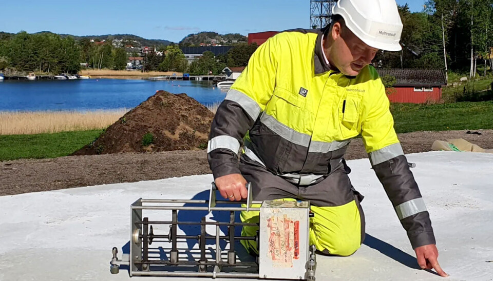 Akustiker Bernt Mikal Larsen har gjort nye funn om trinnlyd på betongsåle. Her med ett av apparatene han har benyttet.