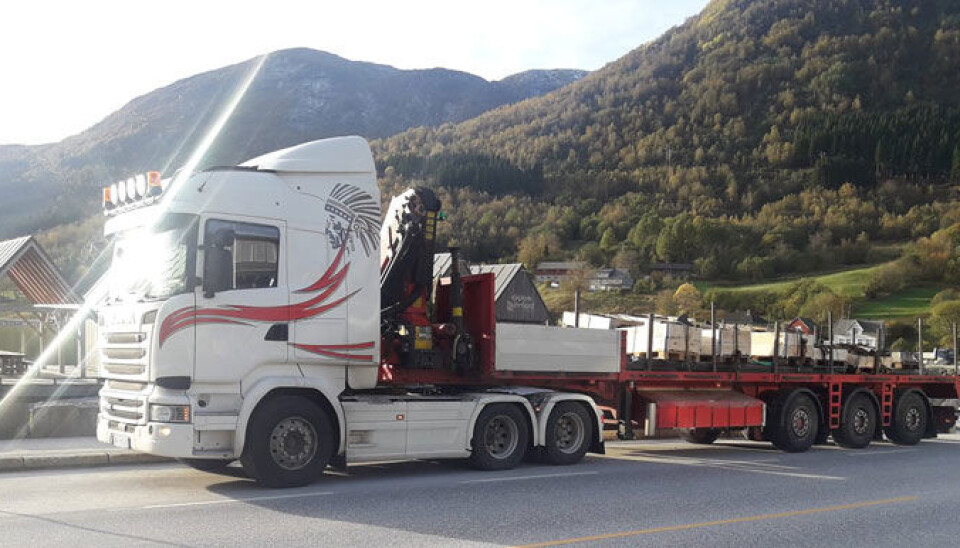 Toten Stål & Spesialtransport AS, Lena søker kranbilsjåfør på lastebil