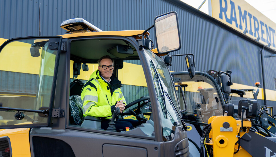 - Det langsiktige målet til Ramirent er nullutslipp, og det første delmålet er at selskapet skal være helt fossilfritt innen 2023, opplyser administrerende direktør Fredrik Brandal i Ramirent Norge som her sitter i en av de mange nye elektriske utleiemaskinene selskapet nå har gått til anskaffelse av; nærmere bestemt en elektrisk hjullaster fra Volvo.