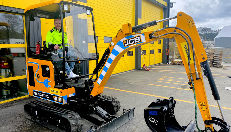 Ramirent satser også tungt på en elektrifisering av mindre maskiner og utstyr, deriblant elektriske minigravere som Fleet and Sourcing Manager i Ramirent, Per-Arne Eliassen, her betjener. Ramirent satser også tungt på en elektrifisering av mindre maskiner og utstyr, deriblant elektriske minigravere som Fleet and Sourcing Manager i Ramirent, Per-Arne Eliassen, her betjener.