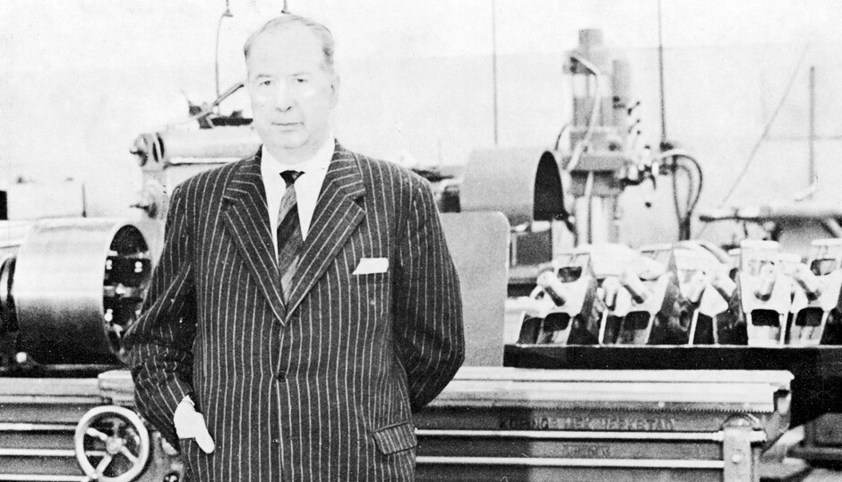 Herman Krefting, hadde stor interesse for biler og teknologi, her foran en maskin i verkstedet i 1968.
