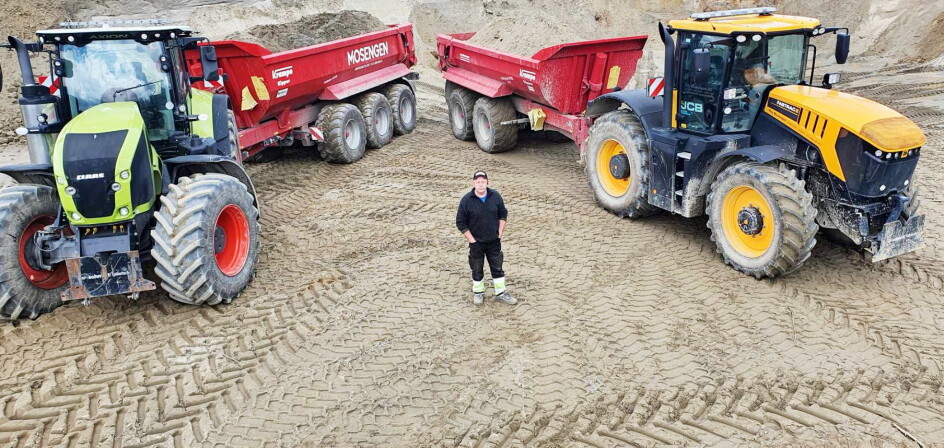 GROMME SAKER: Claas-traktoren til venstre har 450 hk å by på, mens JCB Fastrac-traktoren til høyre har 330 hk under panseret. Roy Mosengen trenger masse krefter til virksomheten på Hønefoss.