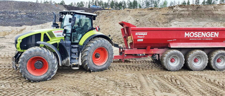 SJELDEN 2: Den treakslede Krampe Halfpipe HP 30-hengeren får med seg 30 m3 sand, og en spesialbygget for Mosengens drift.