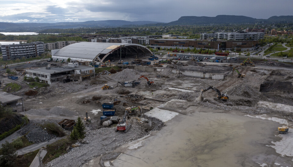 RIVING: Det har vært en stor jobb å rive byggningsmassen, som i enkelte tilfeller har gått tre etasjer under bakkenivå. RIVING: Det har vært en stor jobb å rive byggningsmassen, som i enkelte tilfeller har gått tre etasjer under bakkenivå.