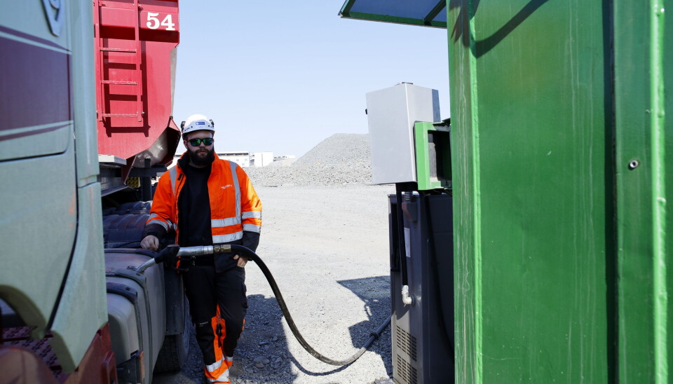 FORNØYD: En av de som ofte fyller ved tankanlegget på Fornebu er Thomas Skorge, sjåfør hos Gunnar Knutsen AS. Han kjører jevnlig på fossilfri diesel og er godt fornøyd med kvaliteten på dieselen.