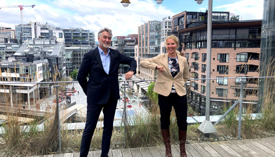 Koronavennlig «håndtrykk» ved signering av kontrakt. Adm. direktør i Rias, Bjørn Aage Innstrand og adm. direktør i Mesta, Marianne Bergmann Røren.
