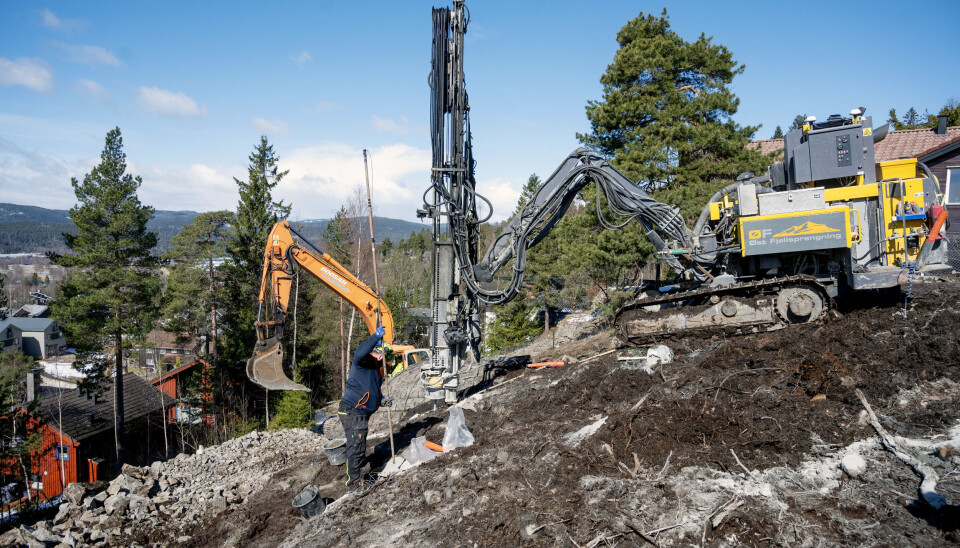 BRATT: Terrenget heller skikkelig og det er tett inn til naboene. Det er forhold gutta i Øst Fjellsprengning trives med.