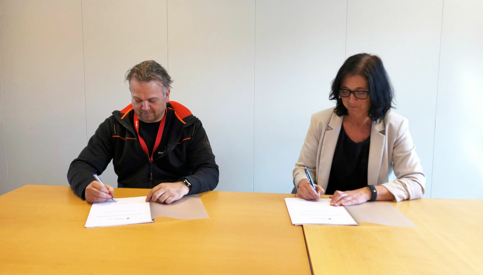 Kontraktsignering: Vegar Falsten, daglig leder for Ekplosivhund.no, og Kathrine Løno Lahlum, leder for Utbygging Sør i Vestland fylkeskommune.