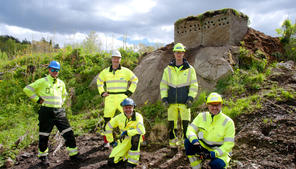Nye Veier samarbeider med Naturvernforbundet og Norsk Ornitologisk Forening i forbindelse med utvikling av mobile sandsvalehotell, som kan forhindre forsinkelser for anleggsprosjekter. Nå testes en unik prototype ut i Nye Veiers prosjekt ny, trafikksikker E39 Mandal øst - Mandal by. Fra venstre: Morten Helberg (Norsk Ornitologisk Forbund), Rådmund Steinsvåg (Naturvernforbundet), Odd Jørgensen (Odhin Craft), Kristian F. Kristiansen (Miljøkoordinator Hæhre Entreprenør) og Bjørn Watne Østerhus (Rådgiver Ytre miljø Nye Veier).