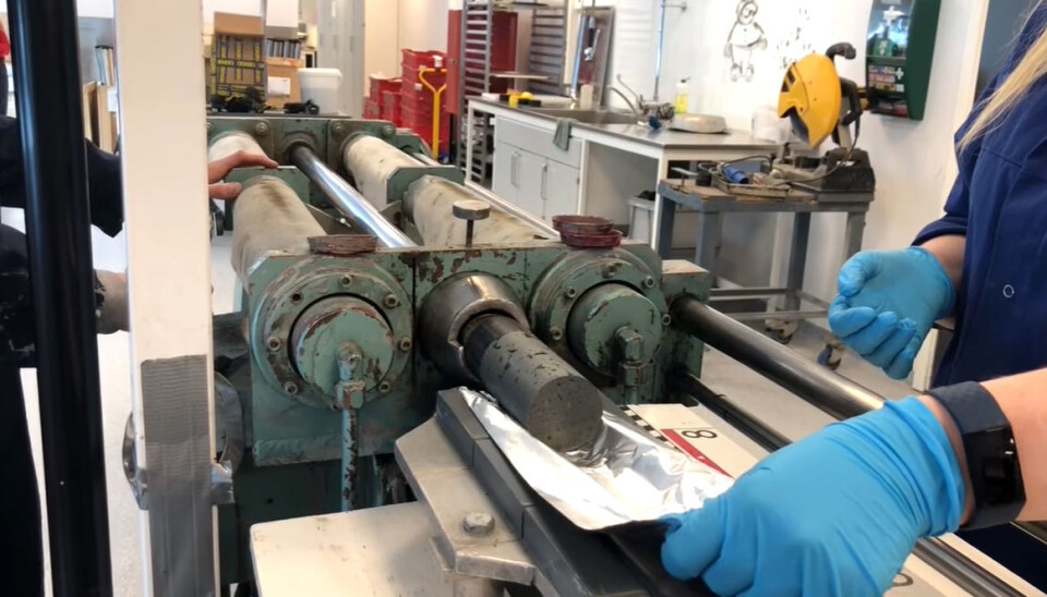 Her presses kvikkleira, etter å ha blitt tilsatt et bindemiddel.