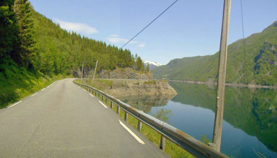 Gammelt og utslitt autovern på riksvei 13 ved Røldalsvatnet.