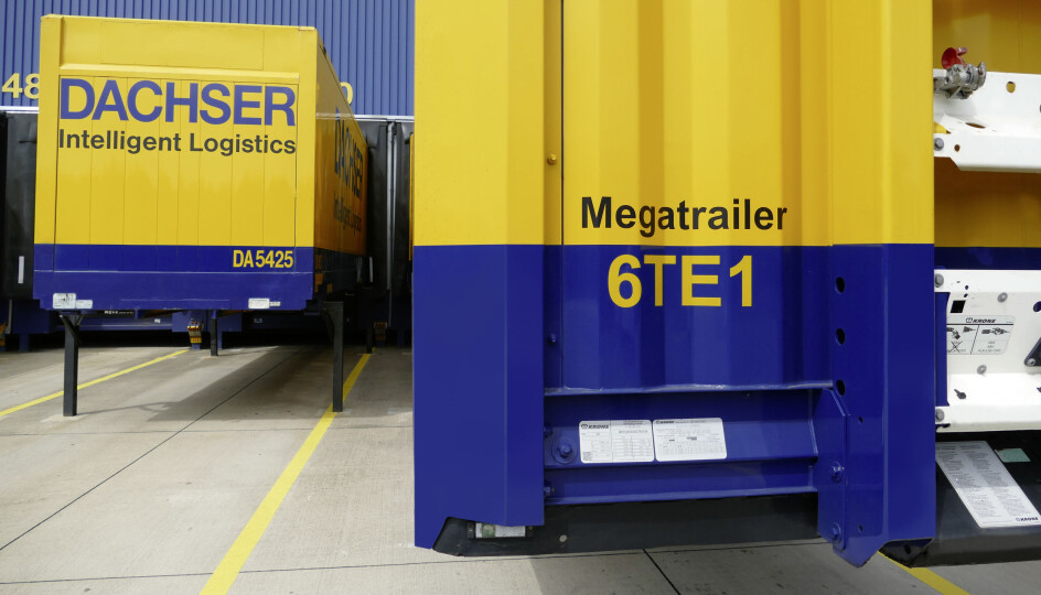 Megatrailer. Blåfargen viser at denne semitraileren har lavere gulv og dermed høyere lasterom enn for eksempel containeren til venstre.