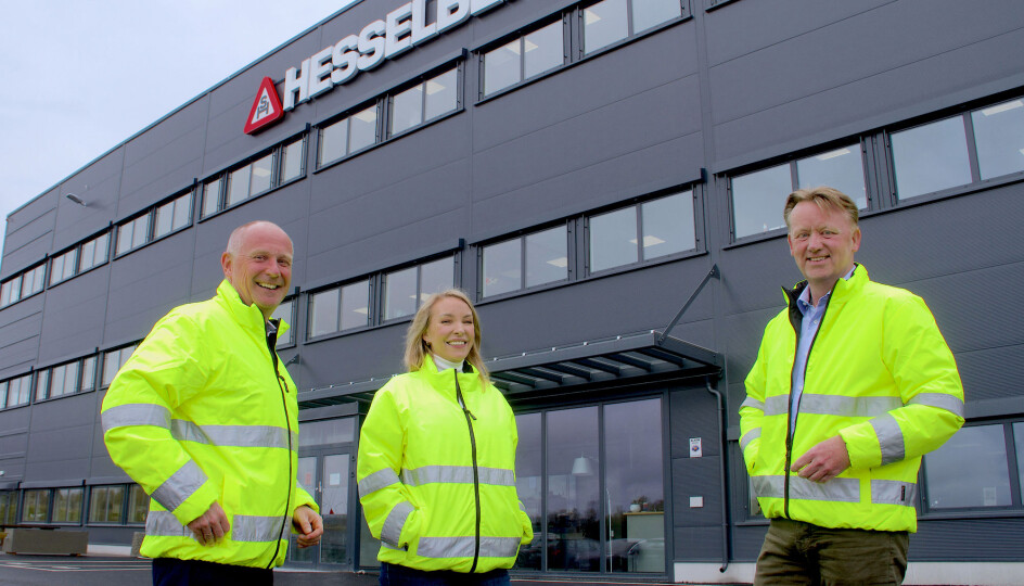 Leder av service og ettermarked; Hans-Petter Finsen (t.v.), markedskoordinator; Ida Elise Myklegård og administrerende direktør; Odd Sund i Hesselberg Maskin AS kan glede seg over en svært så vellykket snuoperasjon i selskapet det siste halve året.