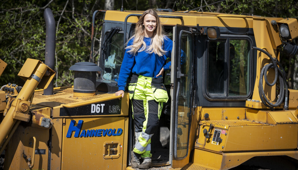 DYTTER: På travle dager kommer det over 35 lass med masser som Tina Hannestad håndterer med Cat D6-dozeren.