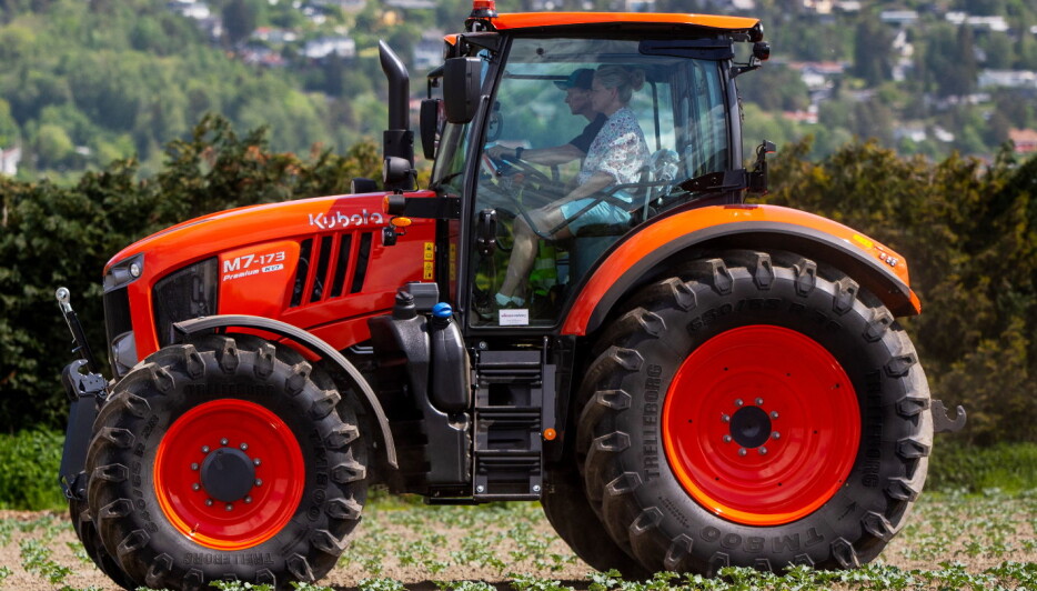 Petter og Vendela tok seg en svingom med en Kubota M7-173 traktor i forbindelse med kunngjøringen av samarbeidet mellom den ferske entreprenøren og importøren Nellemann Machinery AS.