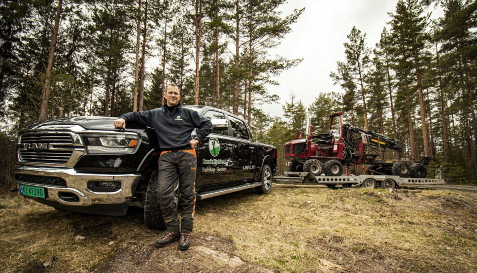 TYNNING: I tynningsdriftene benytter Kjeldsen sin mini-lastbærer Alstor som fraktes på henger trukket av en barsk «amerikaner, Ram pickup med bensin V-8’r under panseret.