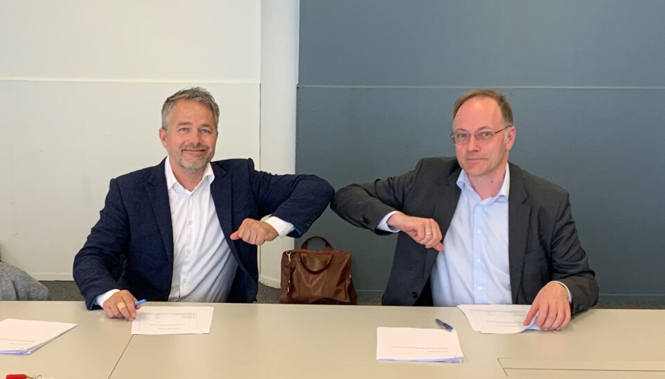 Kristoffer Andenæs og Tor Arne Mitskogen signerte konktrakten om bygging av Helgerudkvartalet.