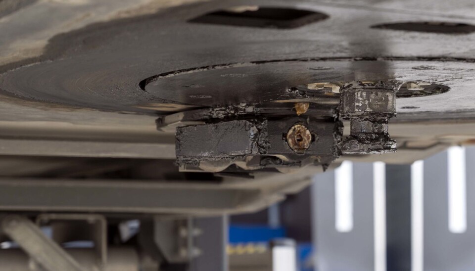 TVANG: I bakkant av kingpin sitter staget som sørger for den mekaniske tvangsstyringen av siste akslingen på hengeren.