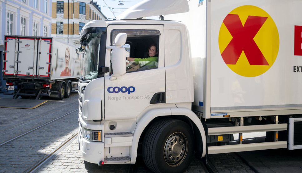 TRANGT: Mange synes det er stas å kjøre størst mulig bil. Karianne Løken trives også med de laveste og korteste bilene som skal inn de trangeste smugene.