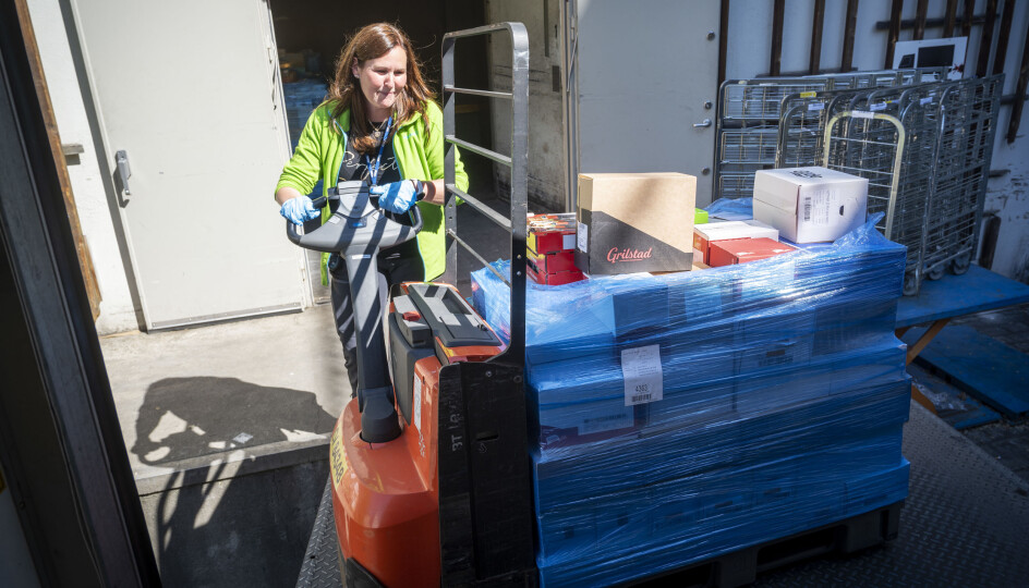 HARDT: Det er fysisk krevende å kjøre matdistribusjon. Ofte blir det å lande ned i sofaen når Karianne Løken kommer hjem etter en lang dag.