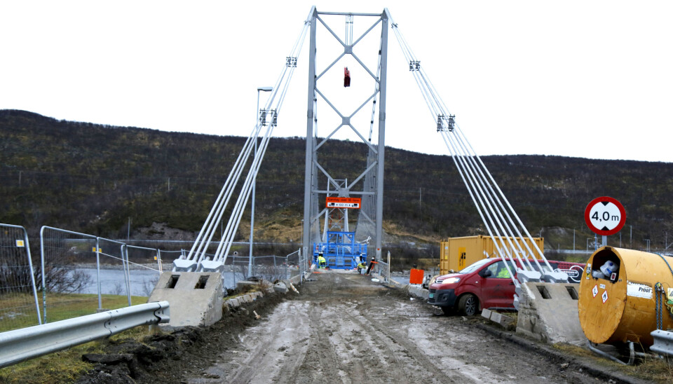 AF Decom AS fjernet den gamle Tana bru fra 1948. Selskapet brukte en løpekatt, som Skogservice AS leverte, til å heise stål av brua. Bildet fra november 2020 viser blant annet kabelfestene på vestsiden av brua. Det er festene på østsiden det var snakk om å bevare.