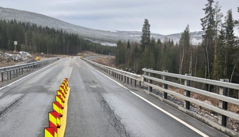 Refleksmarkører er et av flere fartsdempende tiltak Statens vegvesen har prøvd ut i anleggsområdet på rv. 3 ved Hanestad i løpet av våren. Men bilistene setter ikke ned farten. Disse markørene ble satt opp om kvelden. Morgenen etter lå de spredd utover etter at de ble kjørt ned i løpet av natta.