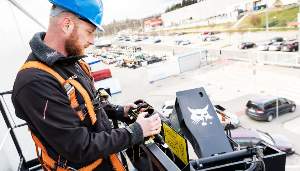 MED KURV: Kurven kan styres av føreren i denne og via en radiostyring. Foto: Bobcat