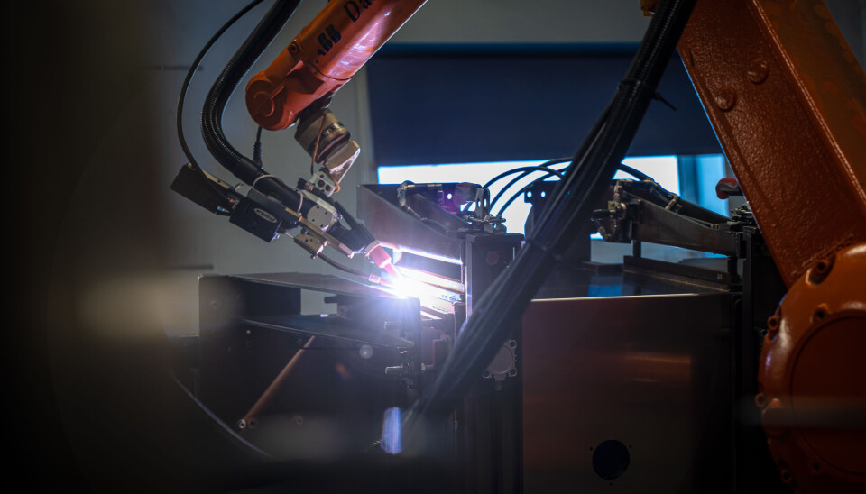 AUTOMATISERT: Avanserte sveiseroboter i produksjonen av BevoBox™ i Danmark. AUTOMATISERT: Avanserte sveiseroboter i produksjonen av BevoBox™ i Danmark.