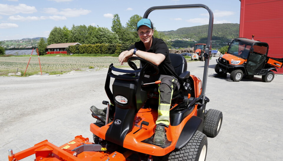 MYE UTSTYR: Den ferske entreprenøren satser på mye rullende utstyr i oppstarten, blant annet gressklipping står på menyen. Foto: Klaus Eriksen MYE UTSTYR: Den ferske entreprenøren satser på mye rullende utstyr i oppstarten, blant annet gressklipping står på menyen. Foto: Klaus Eriksen
