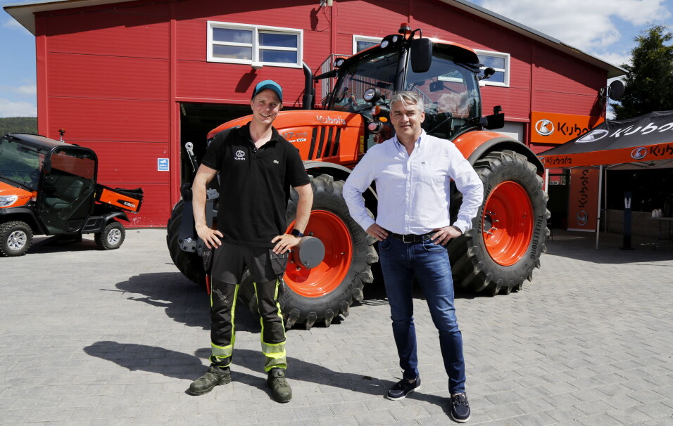 SAMARBEID: Petter Pilgaard og Kubota-importør Nellemann Machinery har inngått en samarbeidsavtale. Her er Pilgaard sammen med daglig leder Kjetil Nilsson (høyre) i Nellemann Machinery. Foto: Klaus Eriksen