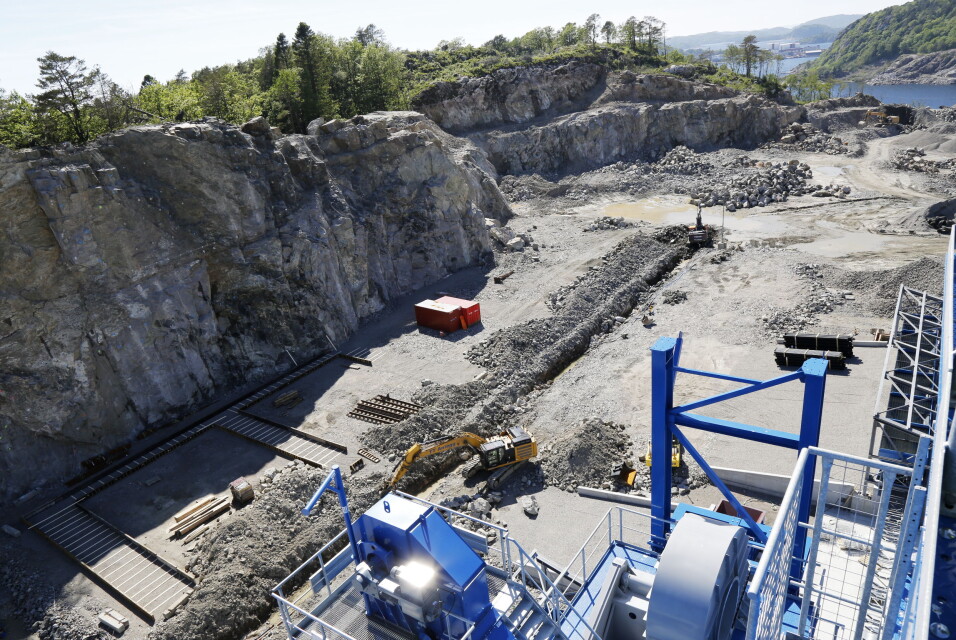 BYGGES LAGERE: Utenfor skal det bygges anlegg for lagring av asfalt som skal gjenbrukes i fabrikken. Sjøen er ikke langt unna. Foto: Klaus Eriksen