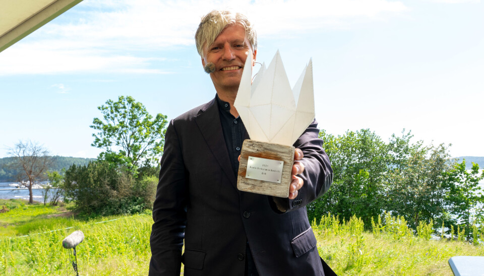 Juryleder Ola Elvestuen «gir» BIR prisen for årets sirkulære bedrift 2021.