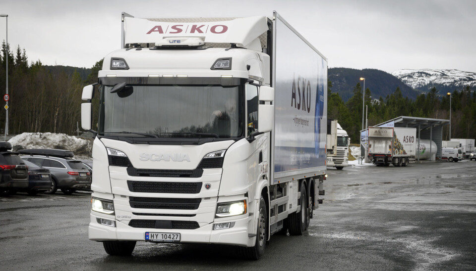 Asko har tatt i bruk fire hydrogendrevne lastebiler. Nå ber Svein Sollie, konsernansvarlig for transportområdet i Asko, regjeringen få fart på utbyggingen av fyllestasjoner for lastebiler.
