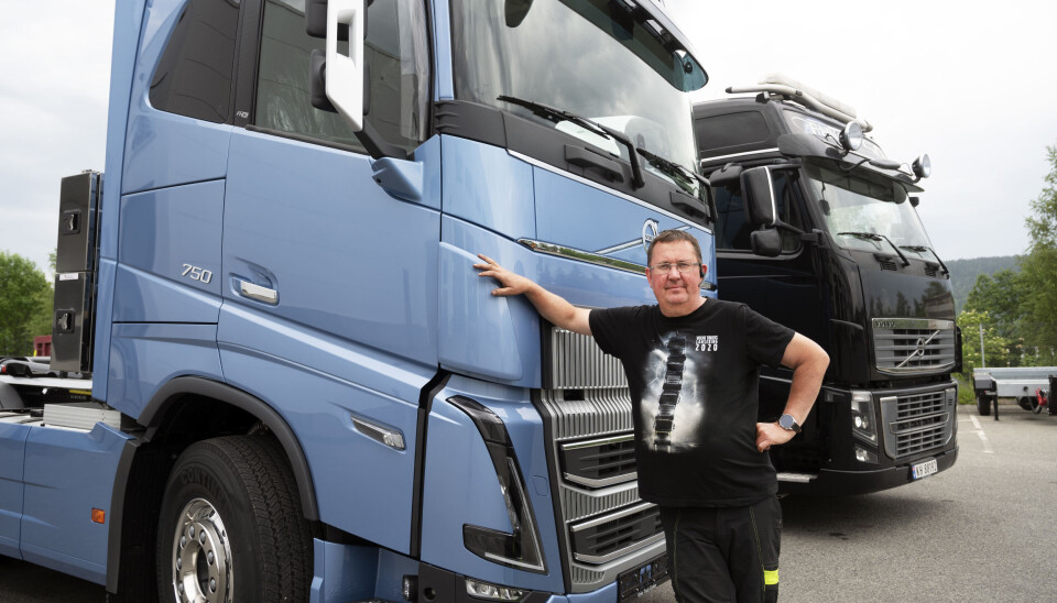 FOR LENGE: Roger Karlsen har solgt den gamle krokbilen, men fikk ikke ut den nye Volvo FH16 750-en. Den sto i kø for godkjenning av dokumentasjonen hos Statens vegvesen i over tre uker før papirene kom i retur.