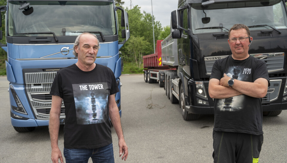 OPPGITTE: Både Volvo-selger Øyvind Nicolaysen og Roger Karlsen står maktesløse. Karlsens nye bil har stått klar en måned, men får ikke skilter før dokumentasjonen er godkjent hos SVV.