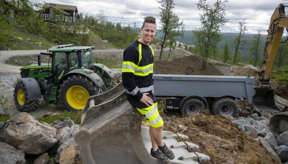 FORNØYD: Jonas Bekkestad startet for seg selv i fjor, og er storfornøyd med både traktor og henger.