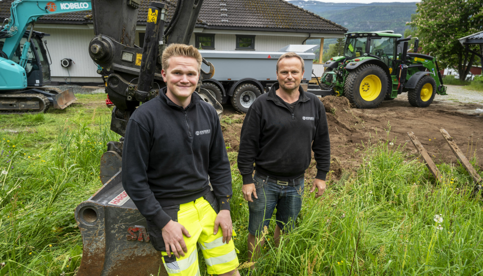FLEKSIBLE: Sigurd (t.v.) og Svein Erik Gandrudbakken bruker traktoren på jobber med korte distanser.