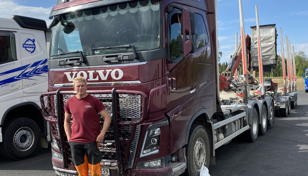 Sjåfør Syver Simensen hos Weensvangen Ved og Olje AS er innom Volmax Hamar for montering av sensorer for logging av data til prosjektet. Sjåfør Syver Simensen hos Weensvangen Ved og Olje AS er innom Volmax Hamar for montering av sensorer for logging av data til prosjektet.