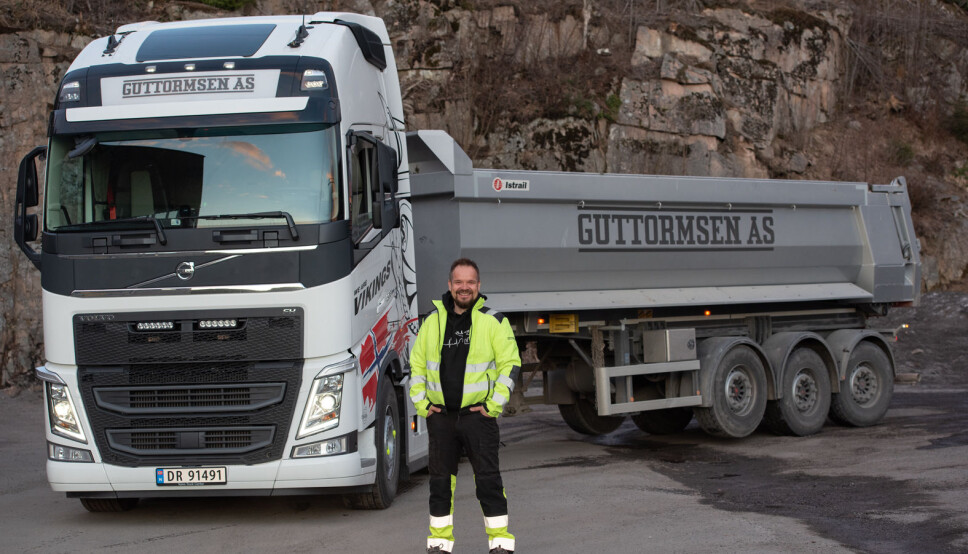 - Det er viktig at vi som kunde føler oss ivaretatt når vi skal kjøpe ny lastebil. Det blir vi hos Volvo. Det er enkelt å handle bil hos Volvo, slik jeg liker at det skal være, sier Jørn Guttormsen som nå har bestilt sin Volvo nummer 100.