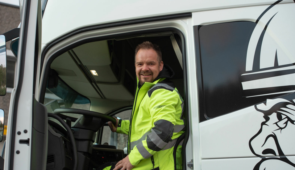 Jørn Guttormsen gleder seg til å teste ut LNG-lastebil til asfalttransport. Han ønsker å spare både penger og miljø når han velger de drivstoffgunstige modellene fra Volvo.