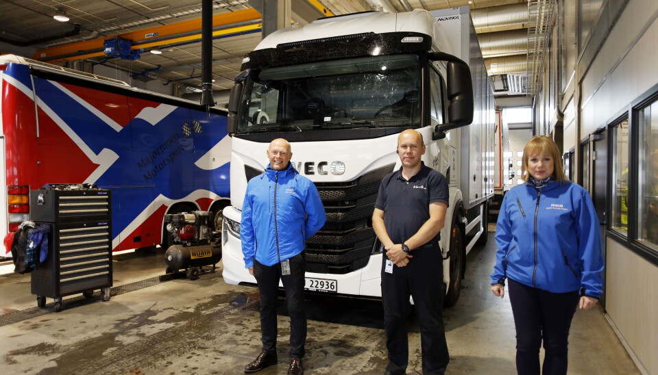 Iveco nytt anlegg LierskogenFra v. Terje Bonnegolt, Iveco, daglig leder Ivar degrd i Lier Lastebilservice AS og Helene Norman-Dupuy, Country Sales Manager Iveco Norge