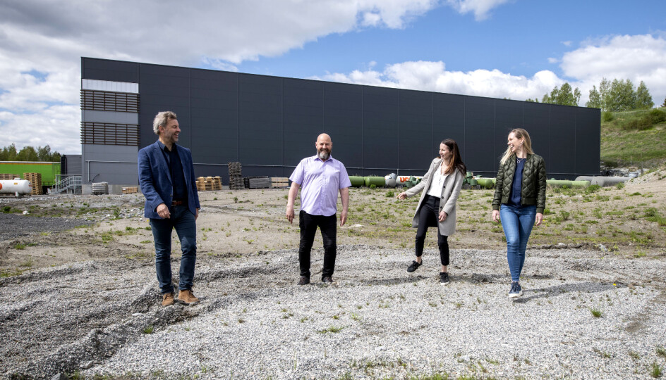 Hallgruppens ledelse avbildet på tomta der det skal bygges. Fra venstre: Lars Dalgaard, CEO, Robert Kristiansen, avdelingsleder bygg, Merete Skogrand Nymoen, marketing manager og Siri White, prosjektsjef bygg.