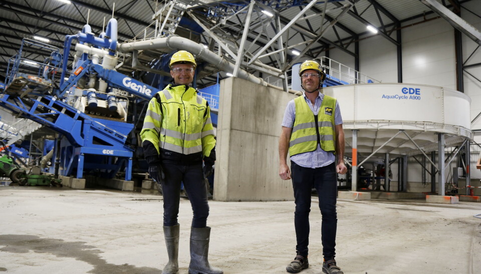 NYTT ANLEGG: Daglig leder Thomas Henriksen (t.v.) og markedssjef Stian Slydal viser stolt anlegget som er under tak.