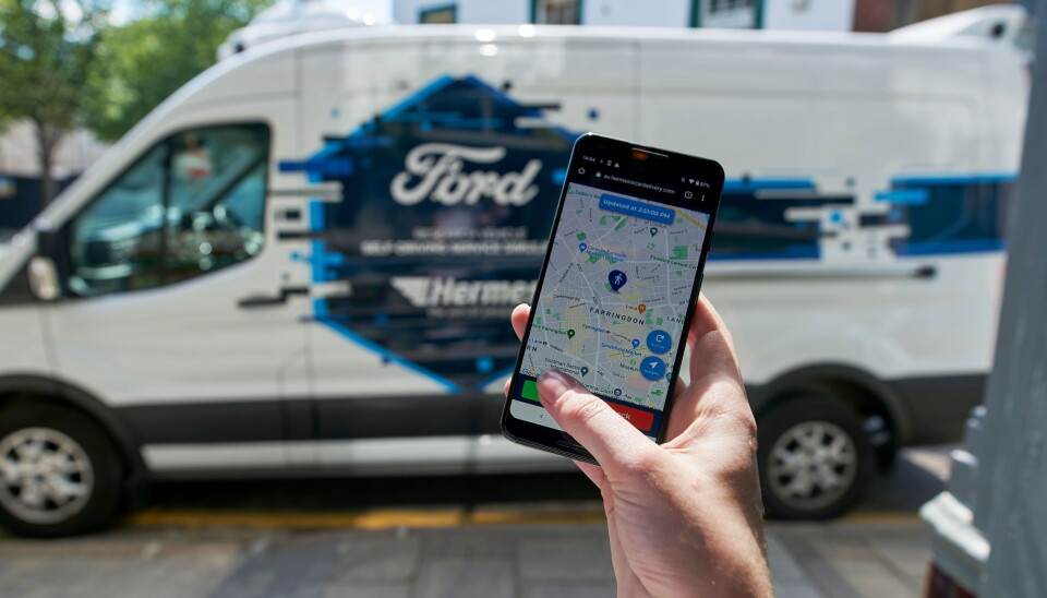 Bud til fots tilkaller den «førerløse» bilen, for å gjøre den aller siste biten av leveransen.