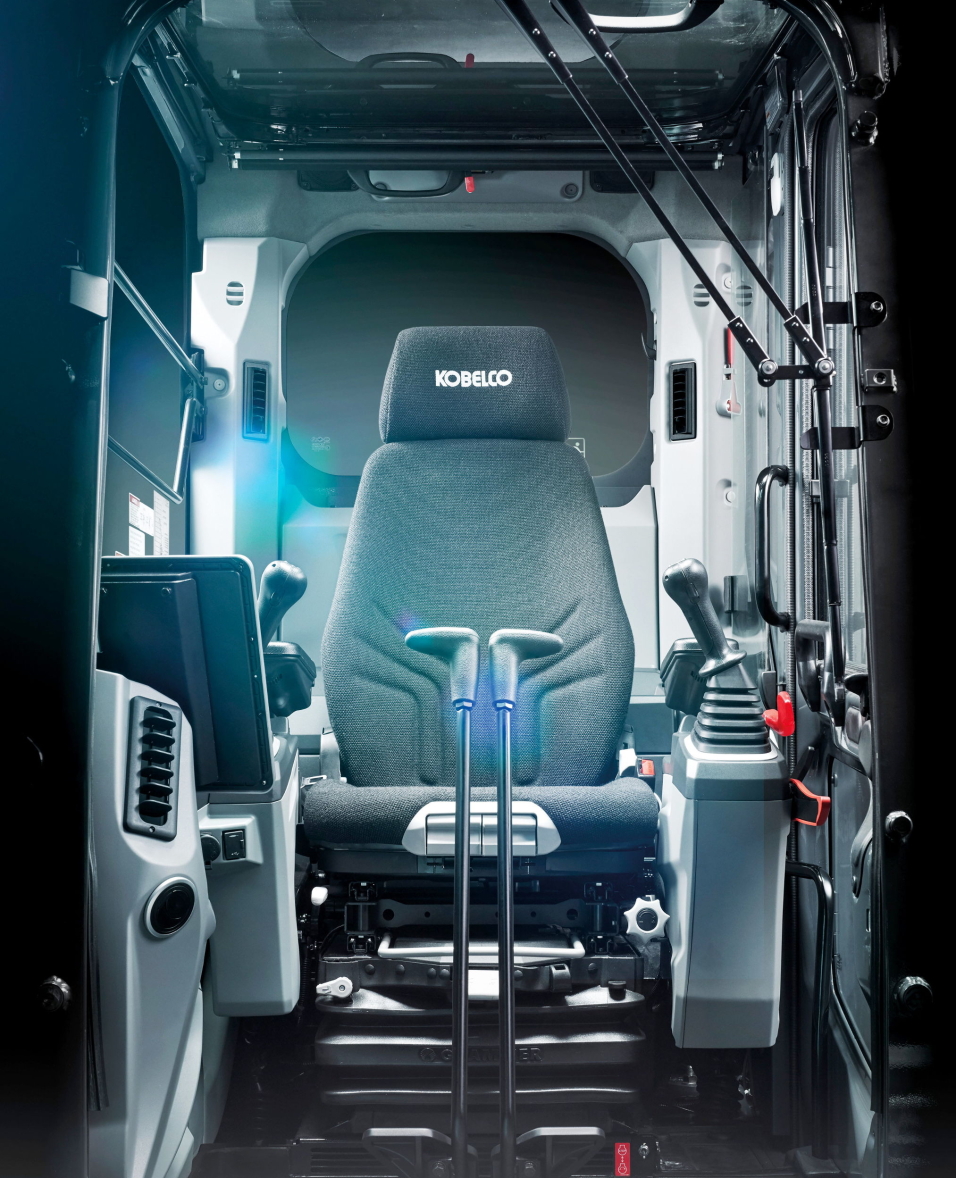 FØRERMILJØ: Med sitt nye Performance X Design-konsept har Kobelco lagt mye arbeid i å skape et godt førermiljø med enkle arbeidsforhold for maskinføreren. Foto: Kobelco