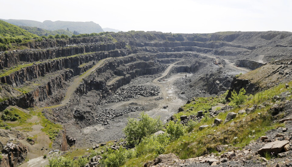 KRATER: I Vallnesbruddet er det tatt ut 8 millioner faste kubikk fjell. Nå ser NOAH, som har kjøpt Rekefjord Stone, på mulighetene for å fylle opp bruddet og etablere industri her. Det er lokalbefolkningen sterkt imot.