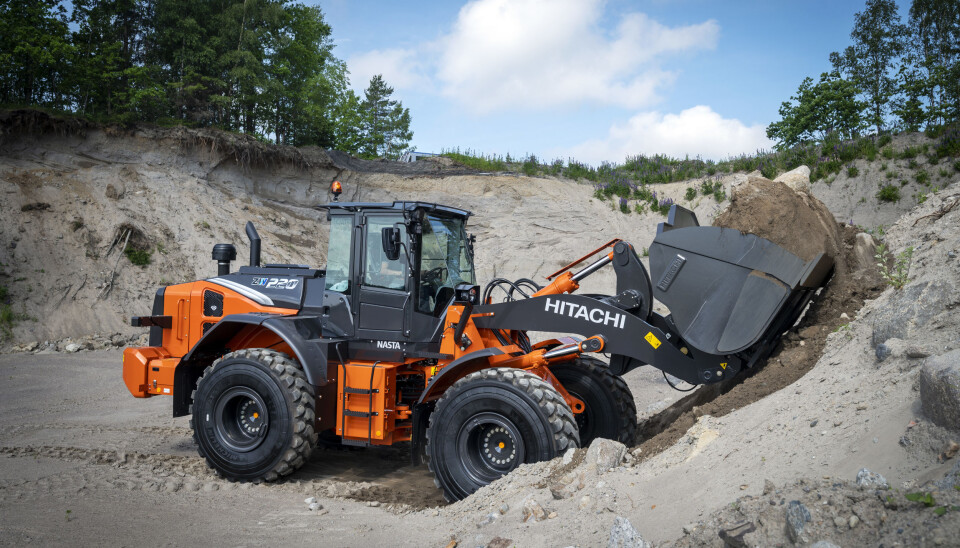 NY: Hitachi ZW220-7 er den første hjullasteren som kommer i Serie-7 utgave. Det gir særlig mer komfort inne i hytta, men også utvendig er det noen forandringer. For eksempel er hele lasteaggregatet blitt grått.